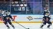Kouzelný okamžik. Ruský útočník Sergej Mozjakin (vlevo) nastupuje se svým synem Andrejem v utkání KHL