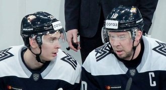 Dojemná chvíle v KHL. Mozjakin si splnil velký sen, zahrál si se synem