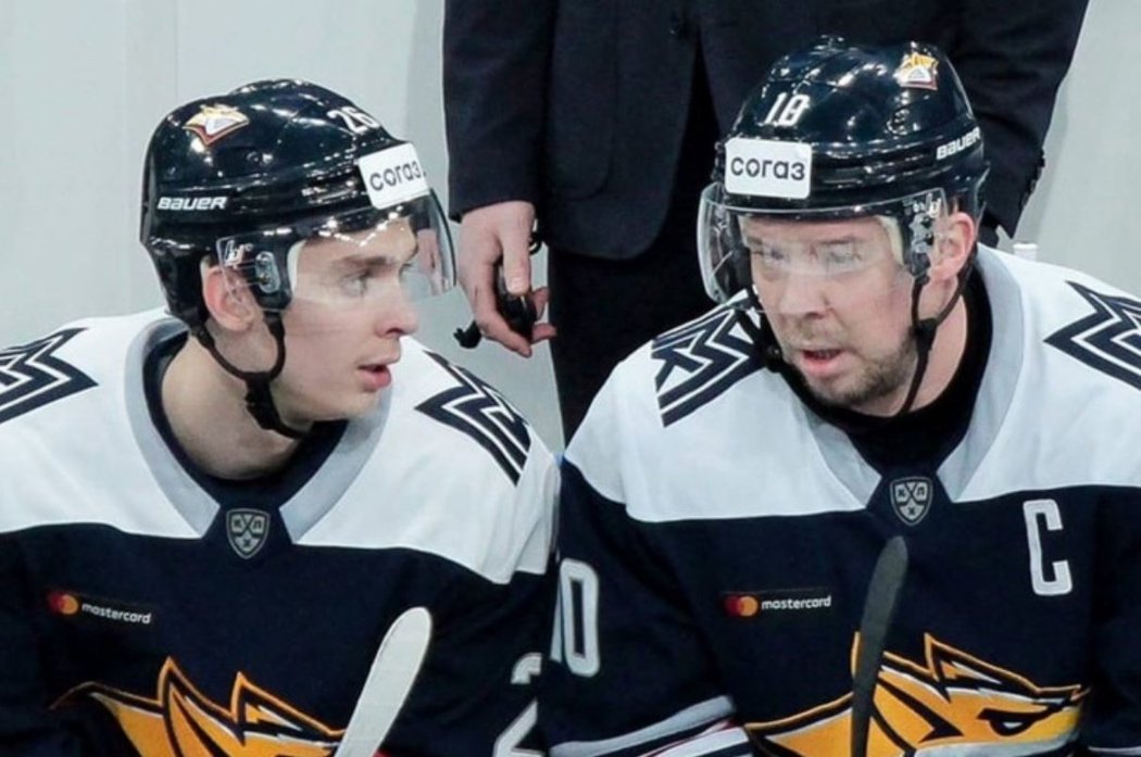 Zkušený ruský ostrostřelec Sergej Mozjakin (vpravo) si splnil velký sen. V dresu Magnitogorsku nastoupil do utkání KHL se synem Andrejem