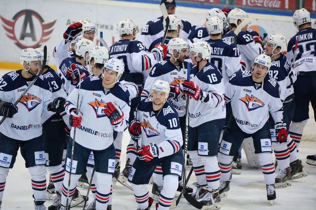 Hokejisté Magnitogorsku oslavují výhru