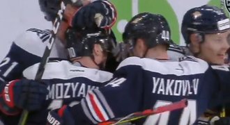 Mozjakin překonal v KHL metu 900 bodů, přihrával mu Nestrašil