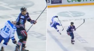 To bylo na Oskara. Američan v KHL letěl vzduchem i bez doteku soupeře