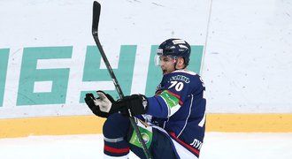 Hokejový útočník Smoleňák znovu přestupuje, dohraje sezonu ve Švédsku