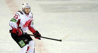 V utkání KHL v Omsku padlo 13 gólů, bodovali čtyři Češi