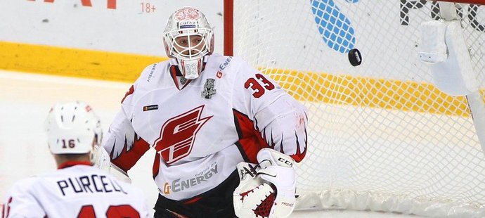 Dominik Furch v brance Omsku v play off KHL