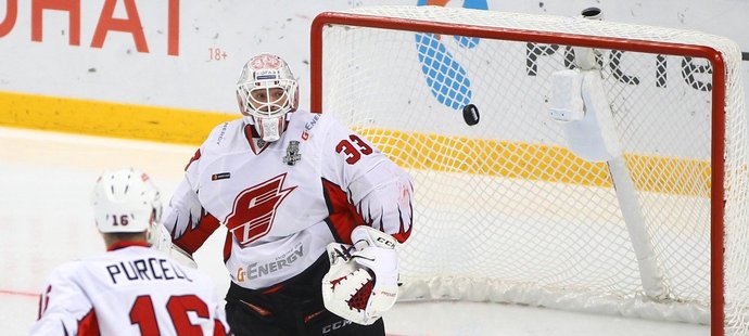 Dominik Furch v brance Omsku v play off KHL