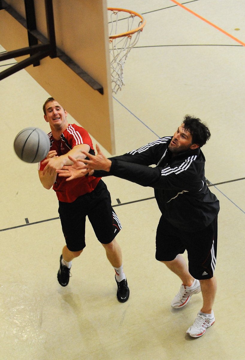 Basketbal je pro hráče jedinou kratochvílí mezi dlouhými tréninky na ledě