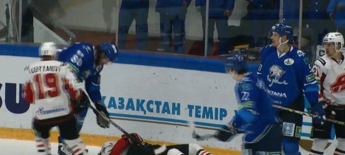 Při pádu na led se ještě Kalinin udeřil do hlavy.