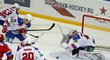 Tomáš Pöpperle čelí střele z hokejek hráčů CSKA Moskva