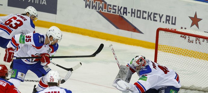 Tomáš Pöpperle čelí střele z hokejek hráčů CSKA Moskva