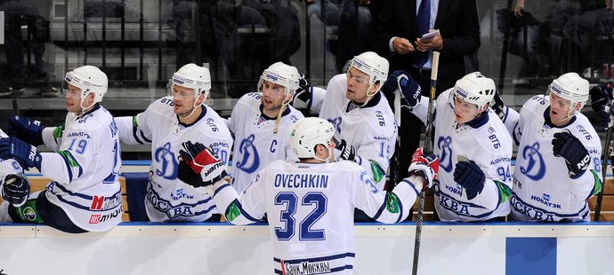 Ruský útočník Alexandr Ovečkin byl hvězdou zápasu KHL. Jediným gólem rozhodl o výhře Dynama Moskva nad pražským Lvem. Po utkání se radoval z výhry se svými spoluhráči.