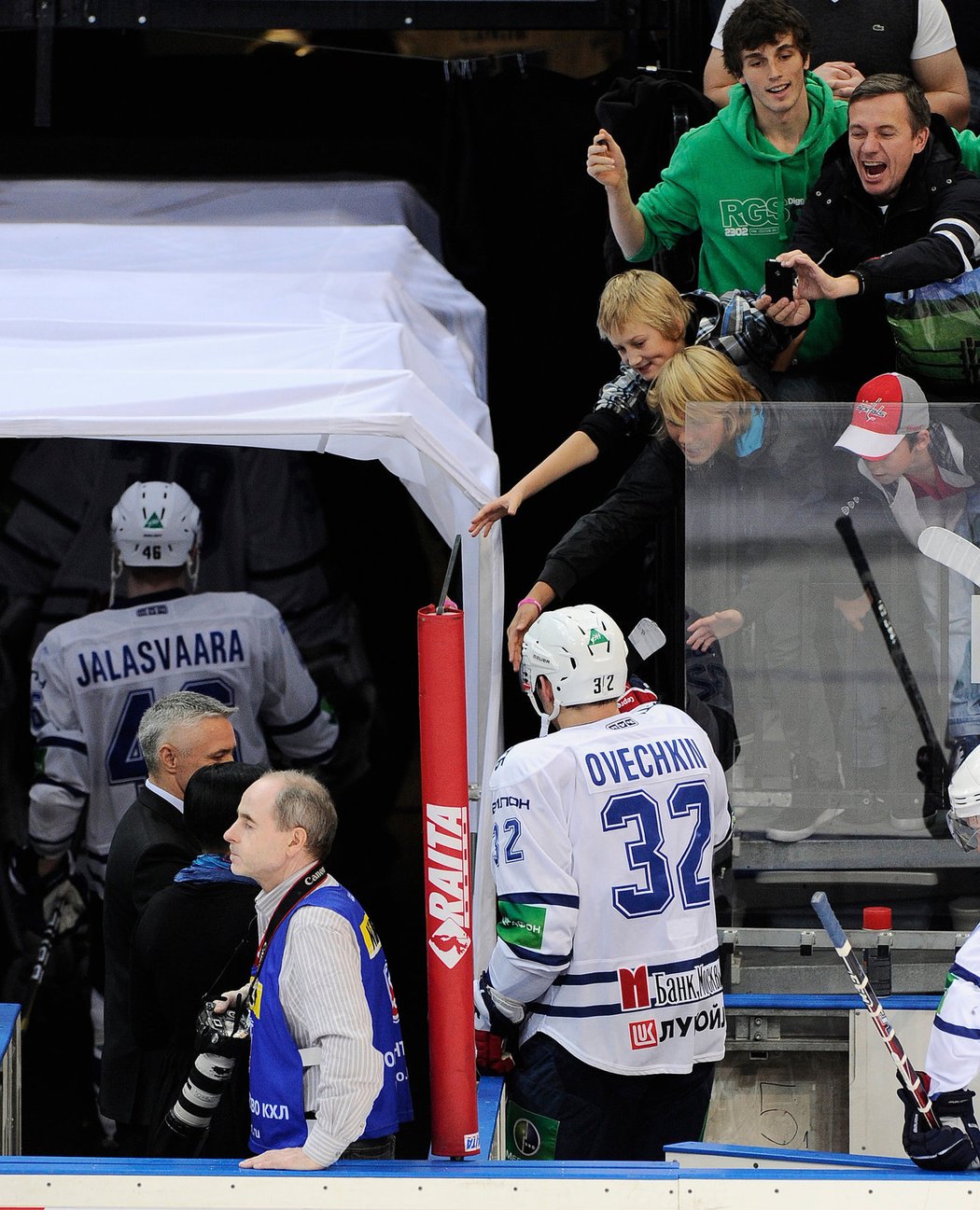 Ruský útočník Alexandr Ovečkin byl hvězdou zápasu KHL. Jediným gólem rozhodl o výhře Dynama Moskva nad pražským Lvem.