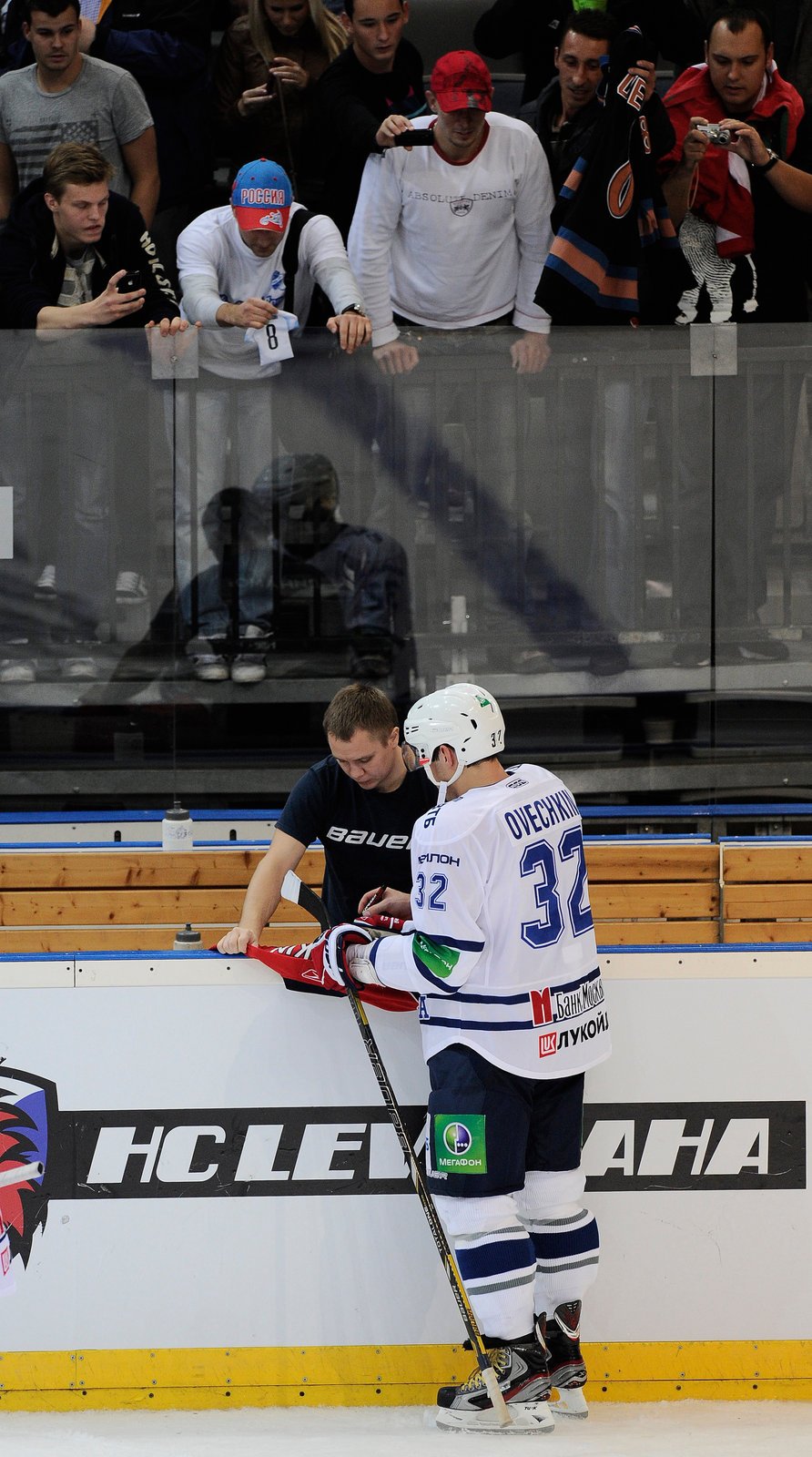 Ruský útočník Alexandr Ovečkin byl hvězdou zápasu KHL. Jediným gólem rozhodl o výhře Dynama Moskva nad pražským Lvem. Po zápase podepsal jednomu z fanoušků dres Washingtonu