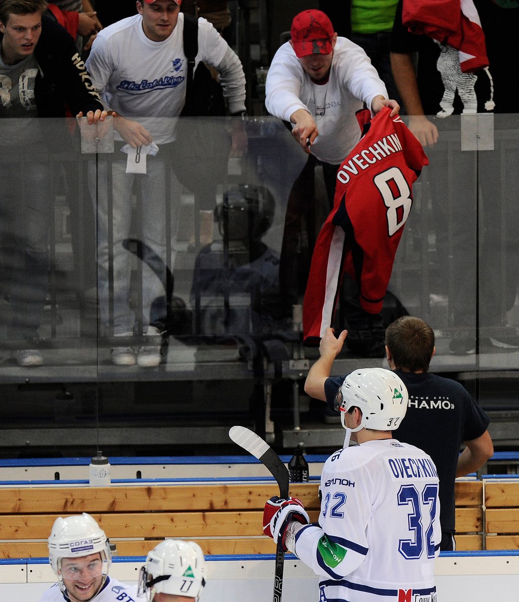 Ruský útočník Alexandr Ovečkin byl hvězdou zápasu KHL. Jediným gólem rozhodl o výhře Dynama Moskva nad pražským Lvem. Po zápase podepsal jednomu z fanoušků dres Washingtonu.