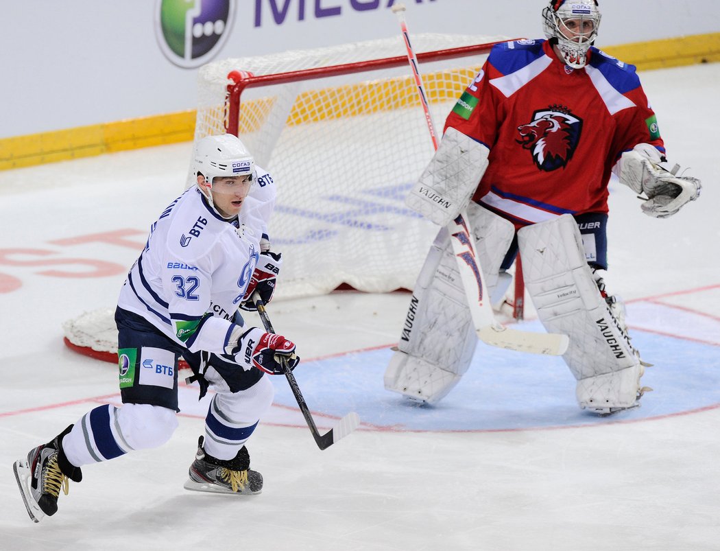 Dvě hlavní postavy úterního zápasu KHL, gólman pražského Lva Tomáš Pöpperle a útočník Dynama Moskva Alexandr Ovečkin.