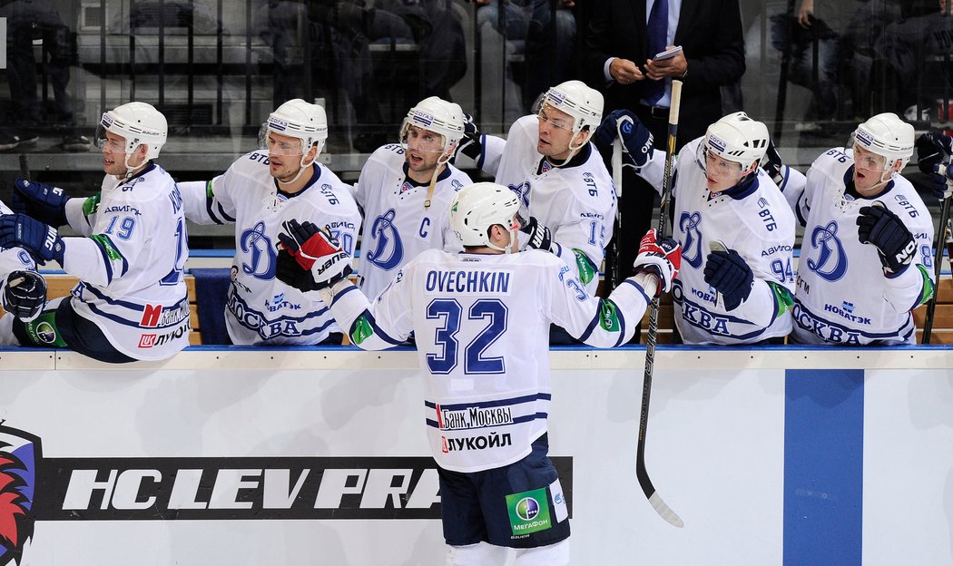 Ruský útočník Alexandr Ovečkin byl hvězdou zápasu KHL. Jediným gólem rozhodl o výhře Dynama Moskva nad pražským Lvem. Po utkání se radoval z výhry se svými spoluhráči.