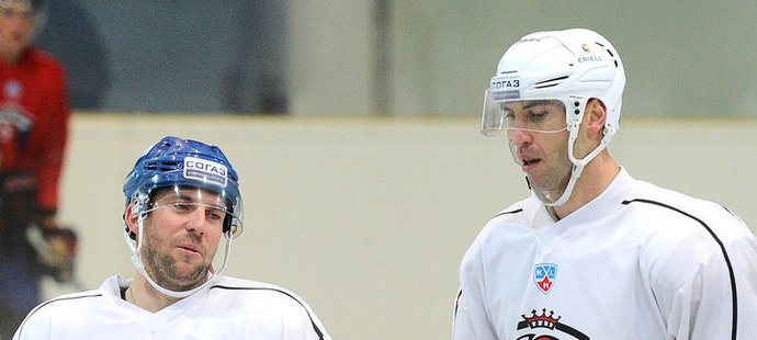 Jednoho z nejlepších hokejových obránců světa Zdena Cháru si pochvalují i jeho noví spoluhráči ve Lvu Praha, kam slovenský bek zamířil kvůli výluce v NHL
