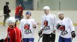 Jednoho z nejlepších hokejových obránců světa Zdena Cháru si pochvalují i jeho noví spoluhráči ve Lvu Praha, kam slovenský bek zamířil kvůli výluce v NHL
