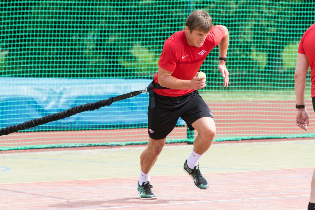 Hokejista Lukáš Radil dře se Spartakem doma v Pardubicích