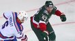Hokejisté Kazaně odčinili úvodní debakl s Petrohradem a porazili v KHL Minsk. Vpravo český útočník Jiří Sekáč
