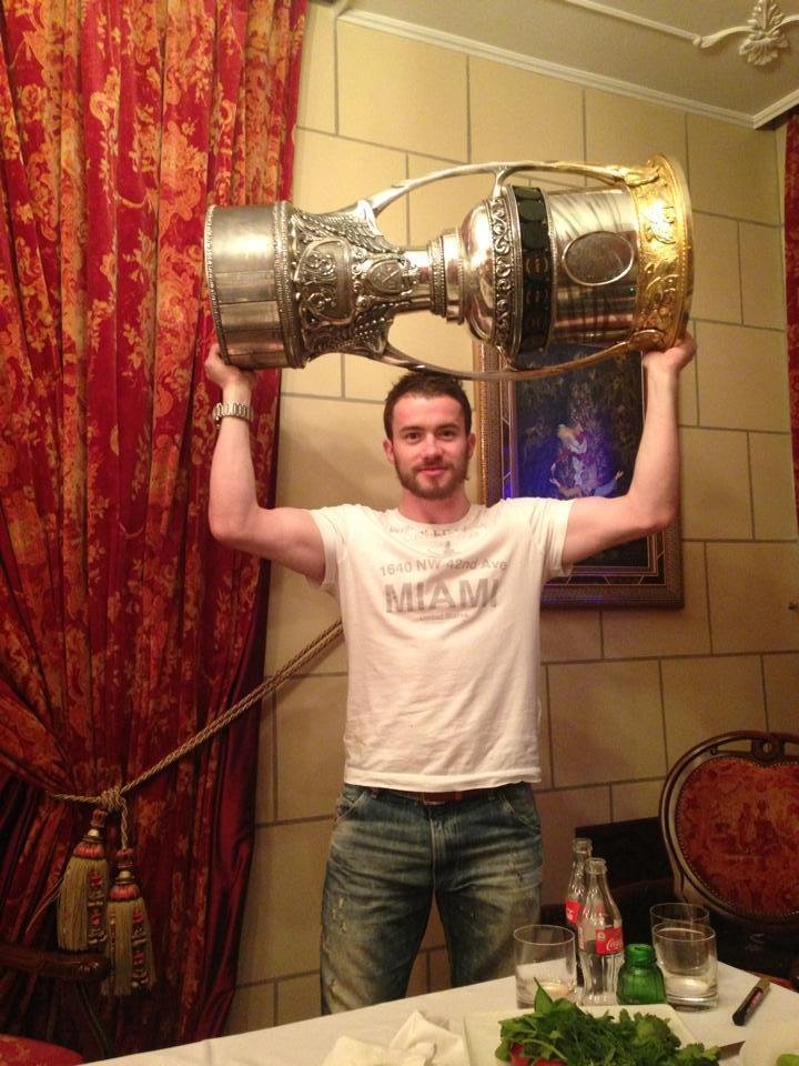 Český útočník slaví s pohárem pro vítěze KHL.