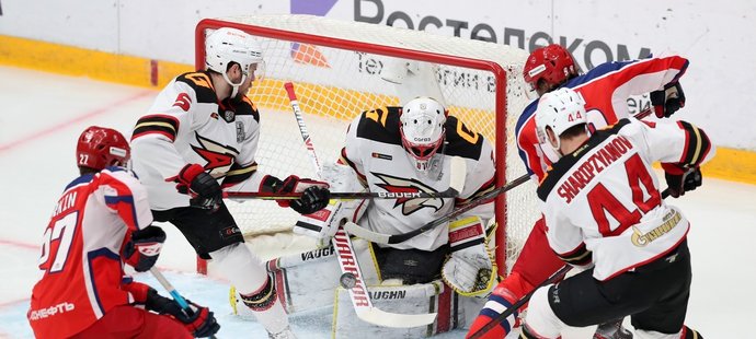 Český gólman Šimon Hrubec zneškodnil v prvním finále KHL 28 střel, inkasoval jen jednou