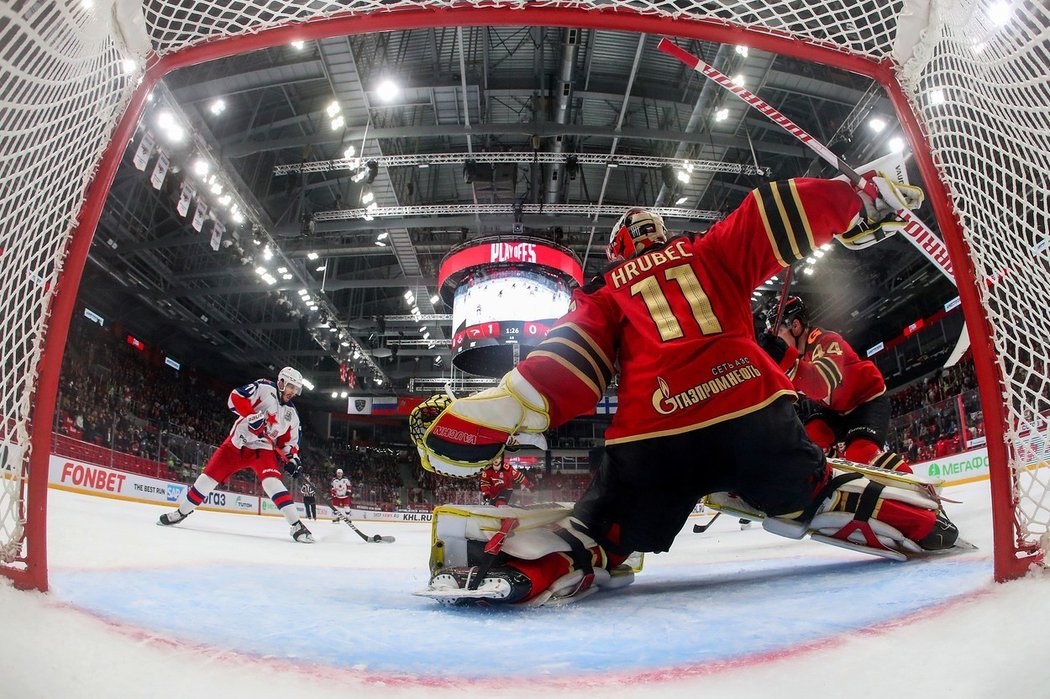 Šimon Hrubec inkasoval v poslední vteřině čtvrtého finále KHL, Omsk ale uspěl v prodloužení