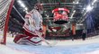 Jakub Kovář inkasuje gól v úvodním utkání play off KHL proti Omsku