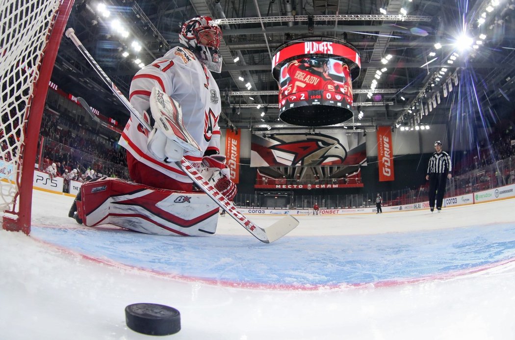 Jakub Kovář inkasuje gól v úvodním utkání play off KHL proti Omsku