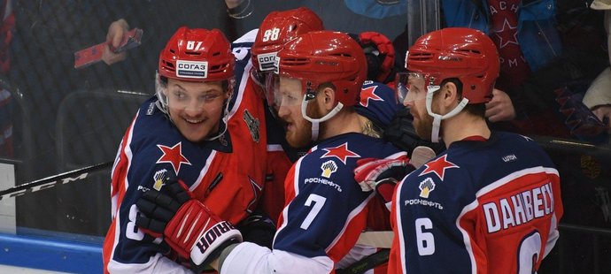 Hokejisté CSKA oslavují vstřelenou branku ve druhém semifinále západní konference KHL