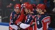 Hokejisté CSKA oslavují vstřelenou branku ve druhém semifinále západní konference KHL