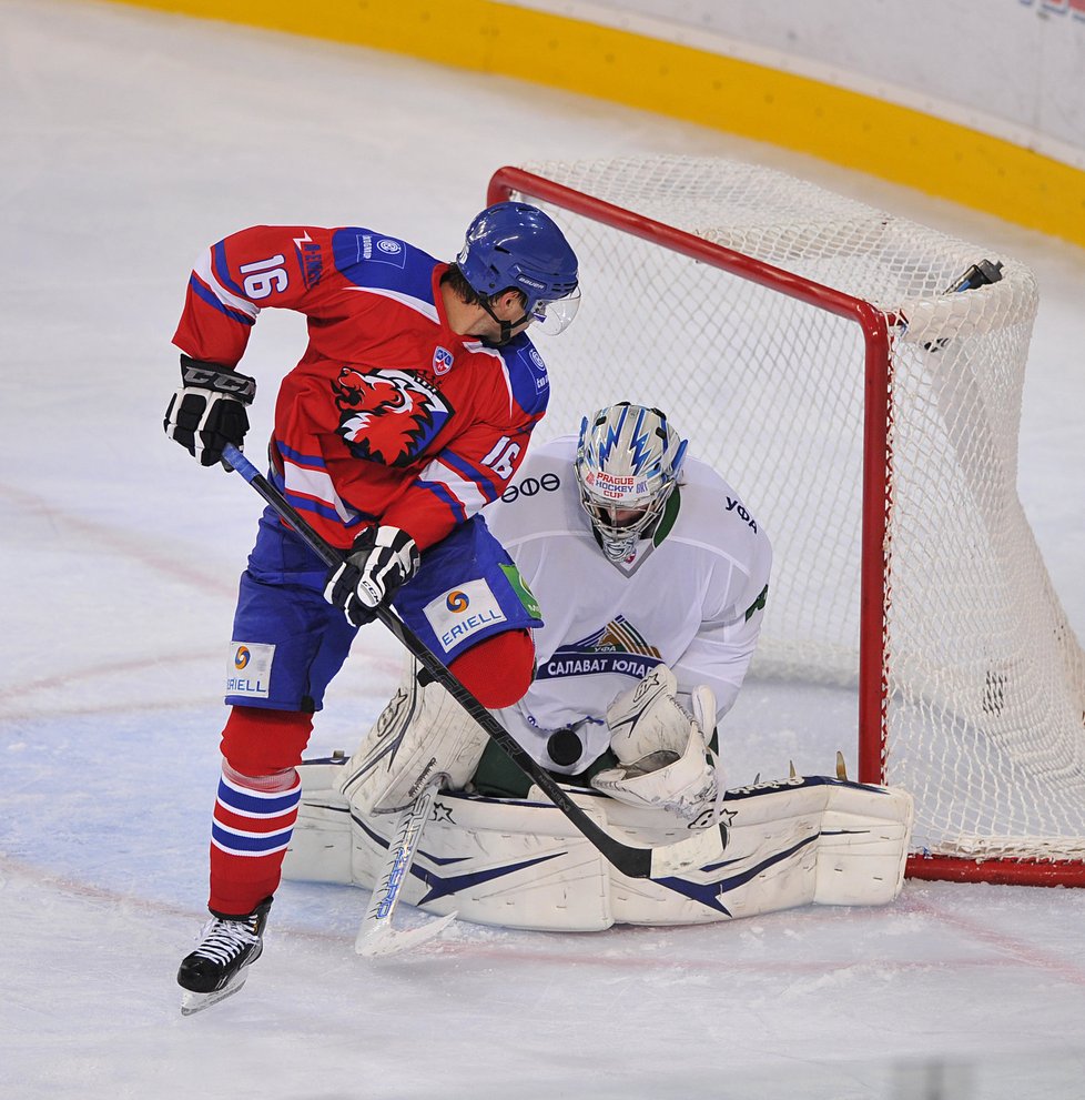 Michal Birner v šanci před brankářem Ufy