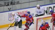 Ondřej Němec se snaží zastavit Teemu Hartikainena z Ufy v úvodním zápase Prague Hockey Cupu