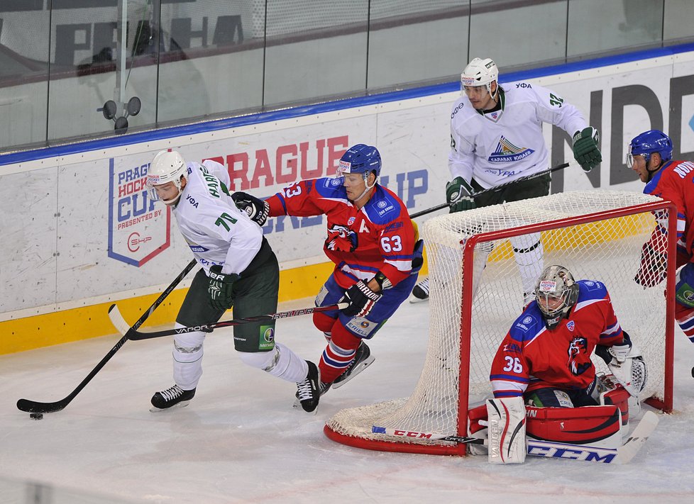Ondřej Němec se snaží zastavit Teemu Hartikainena z Ufy v úvodním zápase Prague Hockey Cupu