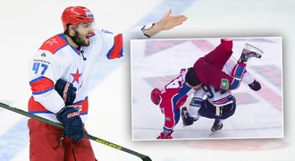 Hvězdě naložil mladíček. Radulov se v KHL proletěl vzduchem