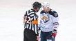 V KHL se český rozhodčí Antonín Jeřábek potkal i s hvězdami světového hokeje, na snímku komunikuje se Sergejem Mozjakinem