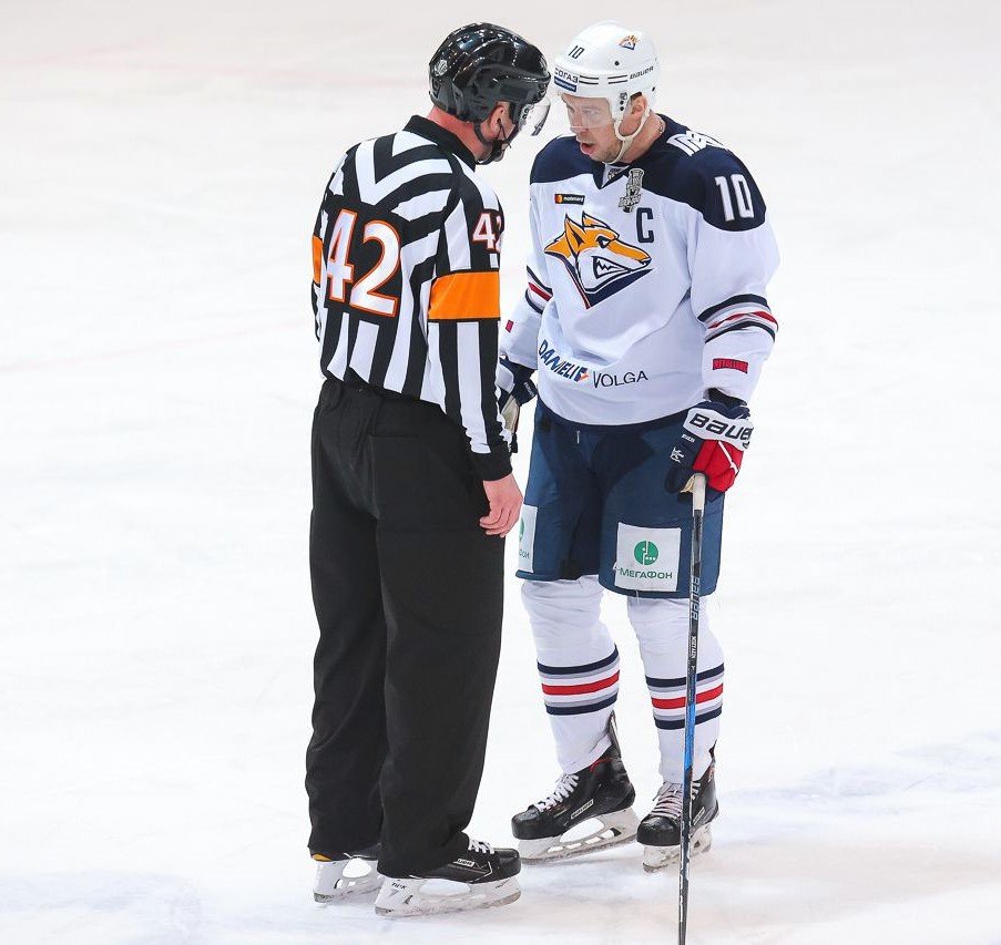 V KHL se český rozhodčí Antonín Jeřábek potkal i s hvězdami světového hokeje, na snímku komunikuje se Sergejem Mozjakinem