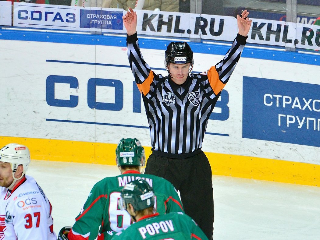 Český rozhodčí Antonín Jeřábek si za čtyři roky strávené v KHL vybudoval velké jméno