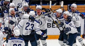 Vyhnat je, řekl kouč o „odpadlících“. Smál se i cizincům. KHL řeší, co dál