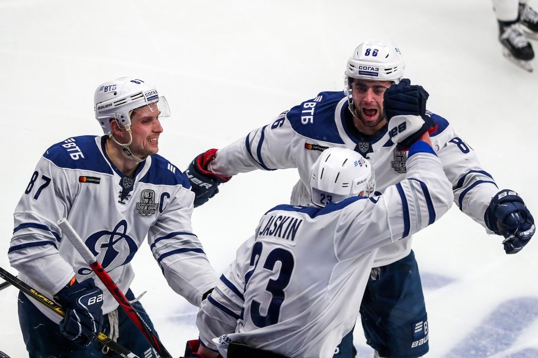 Dmitrij Jaškin (v popředí) oslavuje společně se spoluhráči postup do čtvrtfinále play off KHL