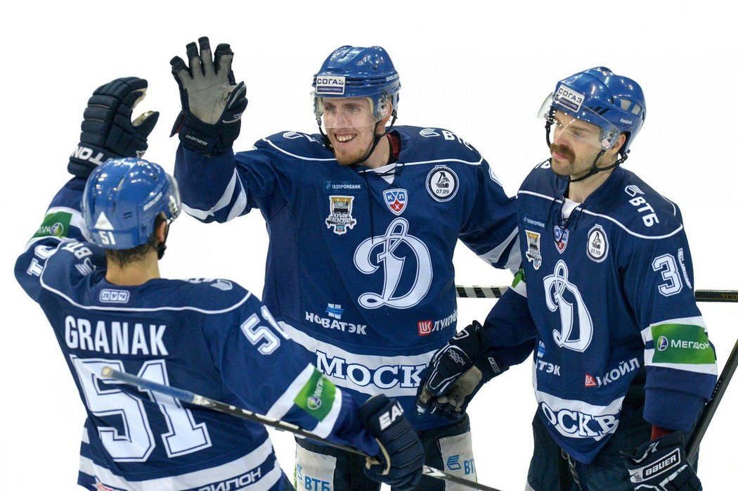 Jakub Klepiš (vpravo) rozhodl v sedmém utkání o titulu Dynama Moskva v KHL