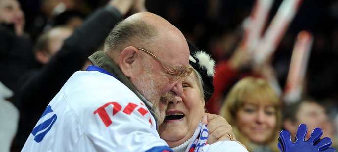 Fanoušci Jaroslavle se radují z gólu v prvním zápase po letecké katastrofě