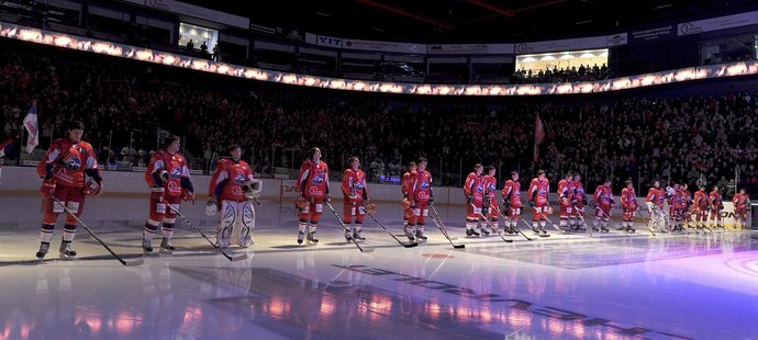 Hokejisté Jaroslavle poslouchají ruskou hymnu před prvním duelem ve VHL po tragické nehodě