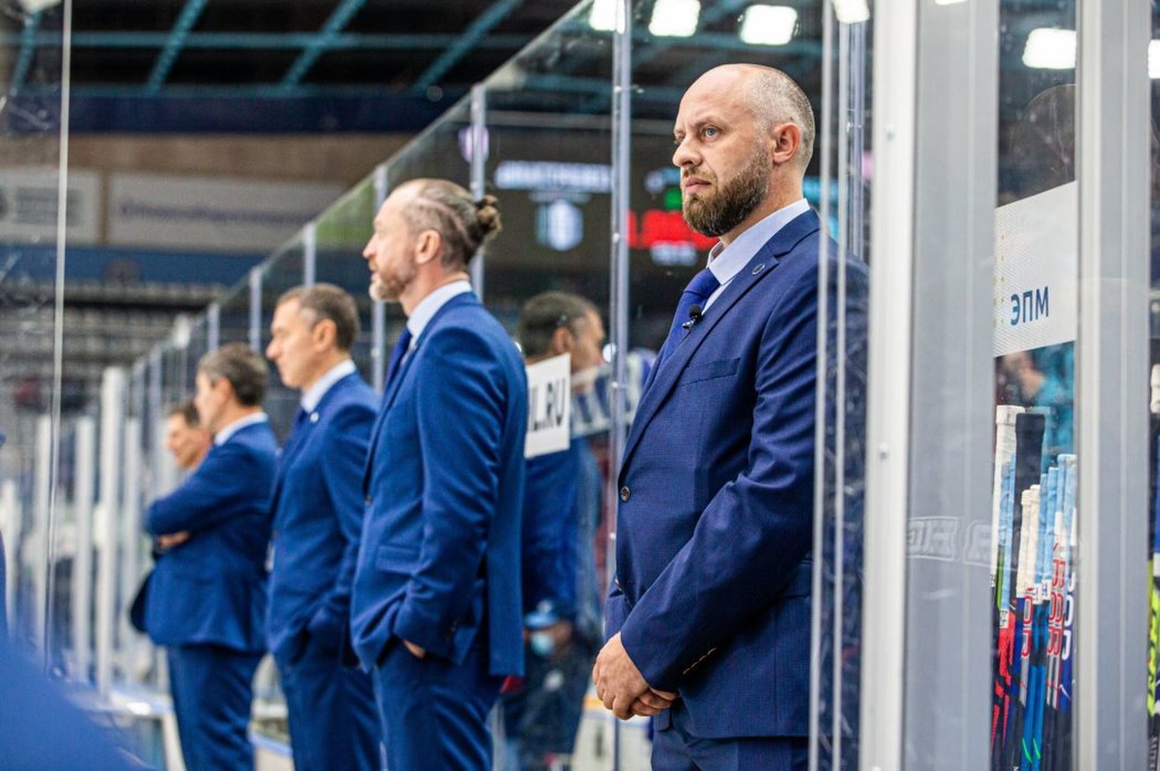 Rarita v KHL. Hokejový fanoušek Alexandr Kovalčuk se na jeden den stal trenérem týmu Sibir Novosibirsk
