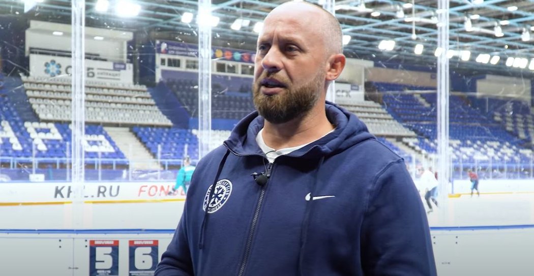 Ruský hokejový fanoušek Alexander Kovalčuk vyhrál v Novosibirsku soutěž o možnost stát se na jeden den trenérem týmu KHL