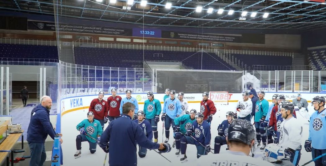 Hokejisté Novosibirsku na tréninku i s &#34;novým&#34; trenérem Alexanderem Kovalčukem