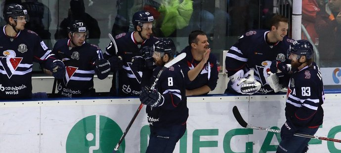 Hokejisté Slovanu Bratislava se radují ze vstřelené branky (archivní foto)