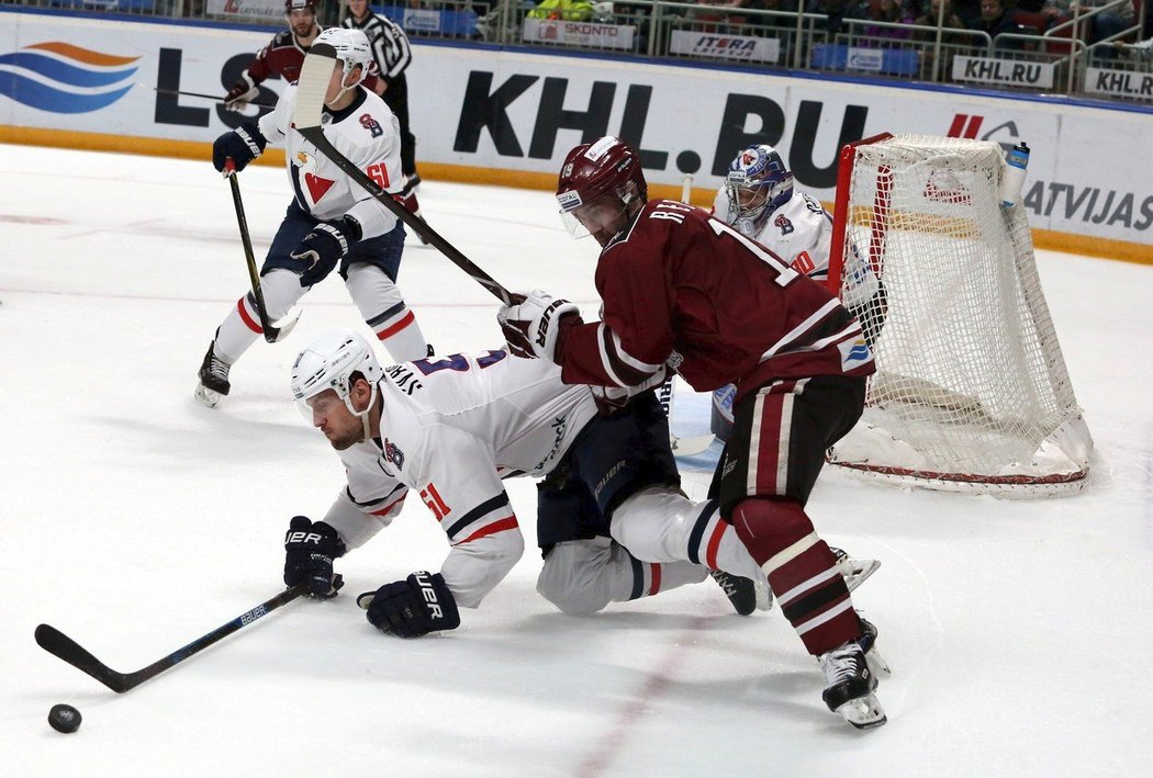 Slovan Bratislava v posledním utkání padl na ledě Rigy 0:5, zbývající dvě utkání bude muset odchytat 18letý junior Michal Vojvoda