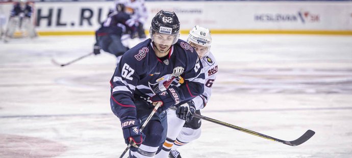 Michal Řepík nasázel v pondělním zápase KHL na ledě čínského Kunlunu hattrick, jeho Slovan i tak prohrál 3:4 po nájezdech