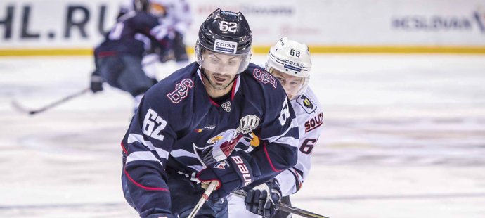 Michal Řepík nasázel v pondělním zápase KHL na ledě čínského Kunlunu hattrick, jeho Slovan i tak prohrál 3:4 po nájezdech